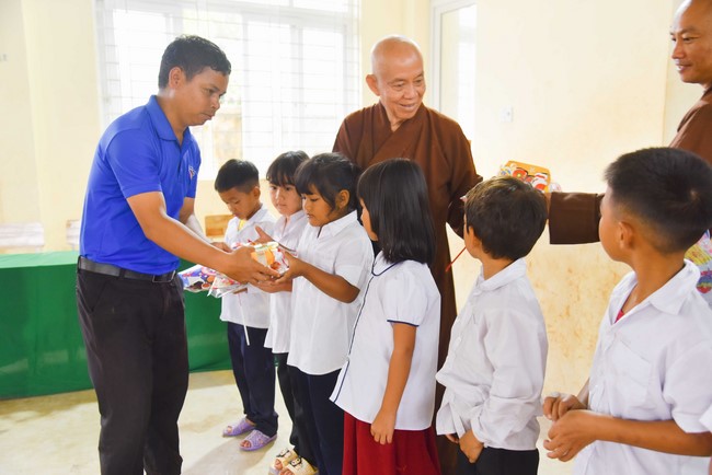 Ban Từ thiện: Tặng quà Trung Thu cho các em học sinh ở Đắk Som, Đăk Nông